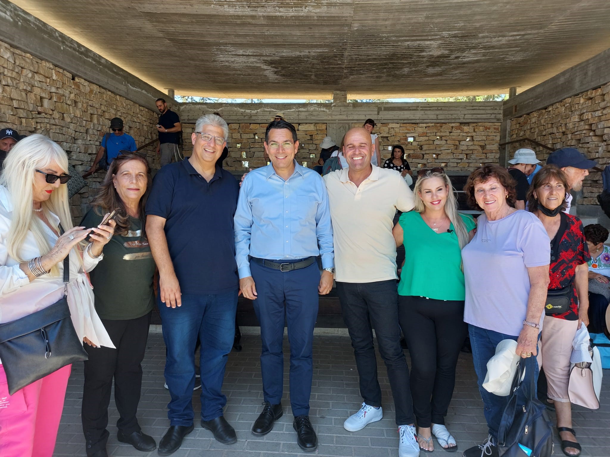 Read more about the article חברי סניף הליכוד בכפר סבא ביקרו בהר הרצל  ובכנסת