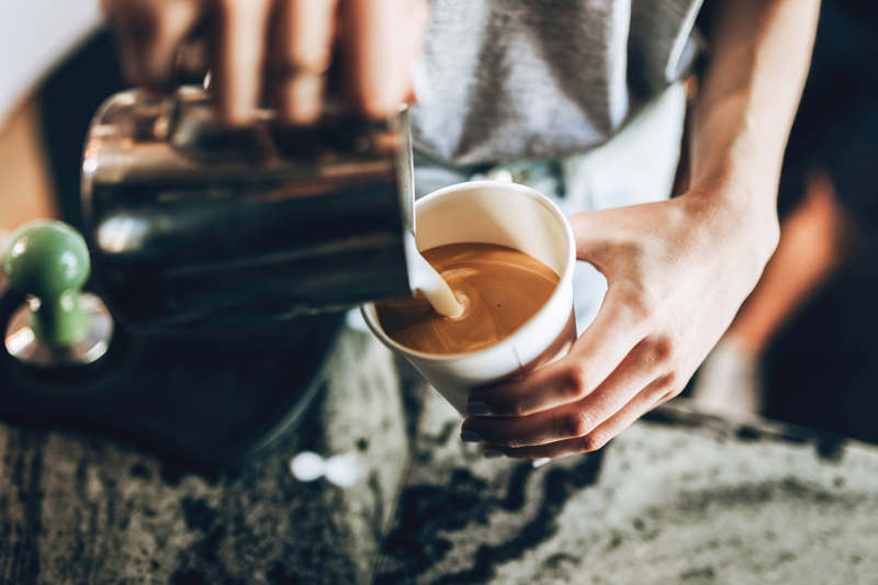 Read more about the article קומקום, מכונת אספרסו ומקציף חלב – היכן משתלם לקנות מוצרי קפה?