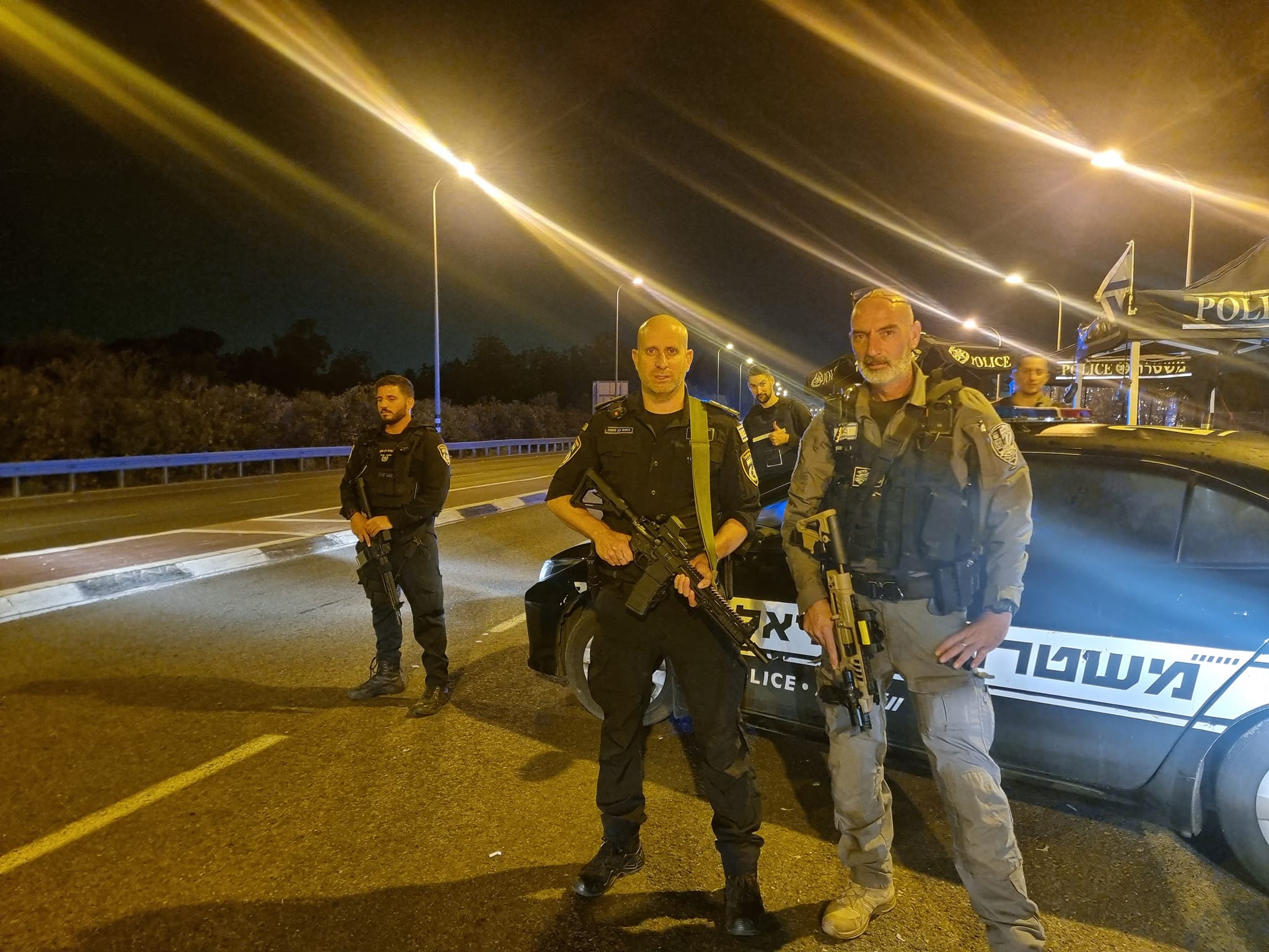Read more about the article כח הקומנדו שלנו, נח חיימסון, מנהל השיטור העירוני וחברים במחסום