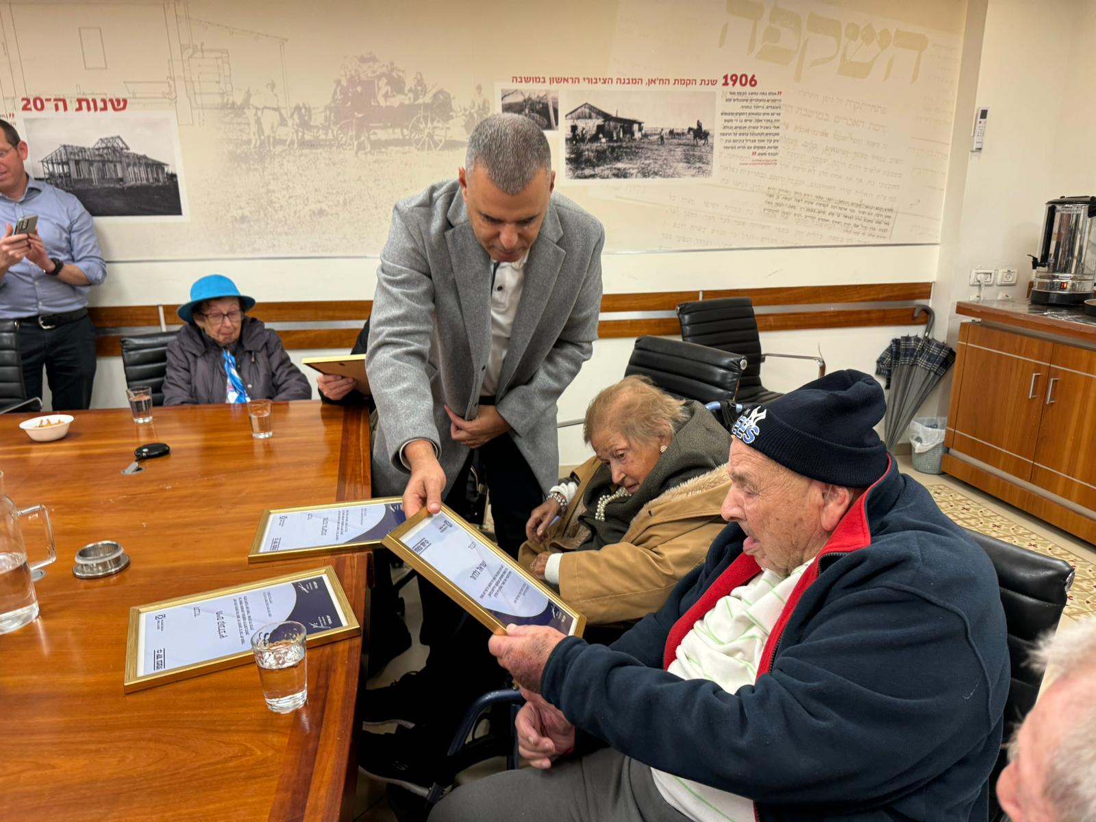 Read more about the article ראש עיריית כפר סבא, רפי סער, אירח שורדי שואה שהגיעו לגיל 100