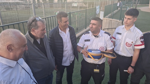 Read more about the article התמוטט במהלך משחק כדורגל בכפר סבא, ציבי אלון ושייע ניר, חבריו החלו בביצוע החייאה באמצעות הדרכה טלפונית של מוקד מד"א והצילו חייו