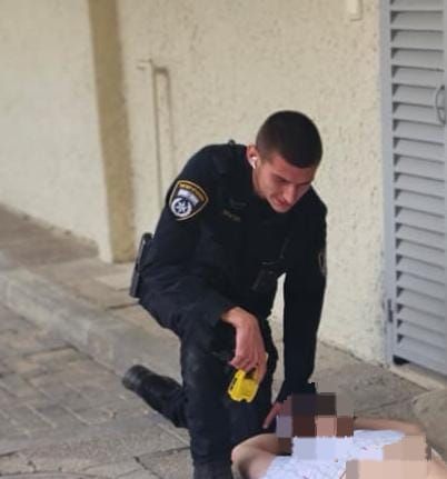 Read more about the article שוטרי תחנת כפר סבא עצרו 2 חשודים בהתפרצות לדירה בכפר סבא