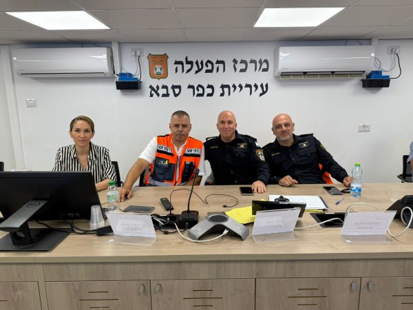 Read more about the article אלי פינטו, מפקד מרחב שרון במשטרת ישראל ביקר במרכז ההפעלה בחירום של עיריית כפר סבא והביע הערכתו על היערכות העירייה בחירום
