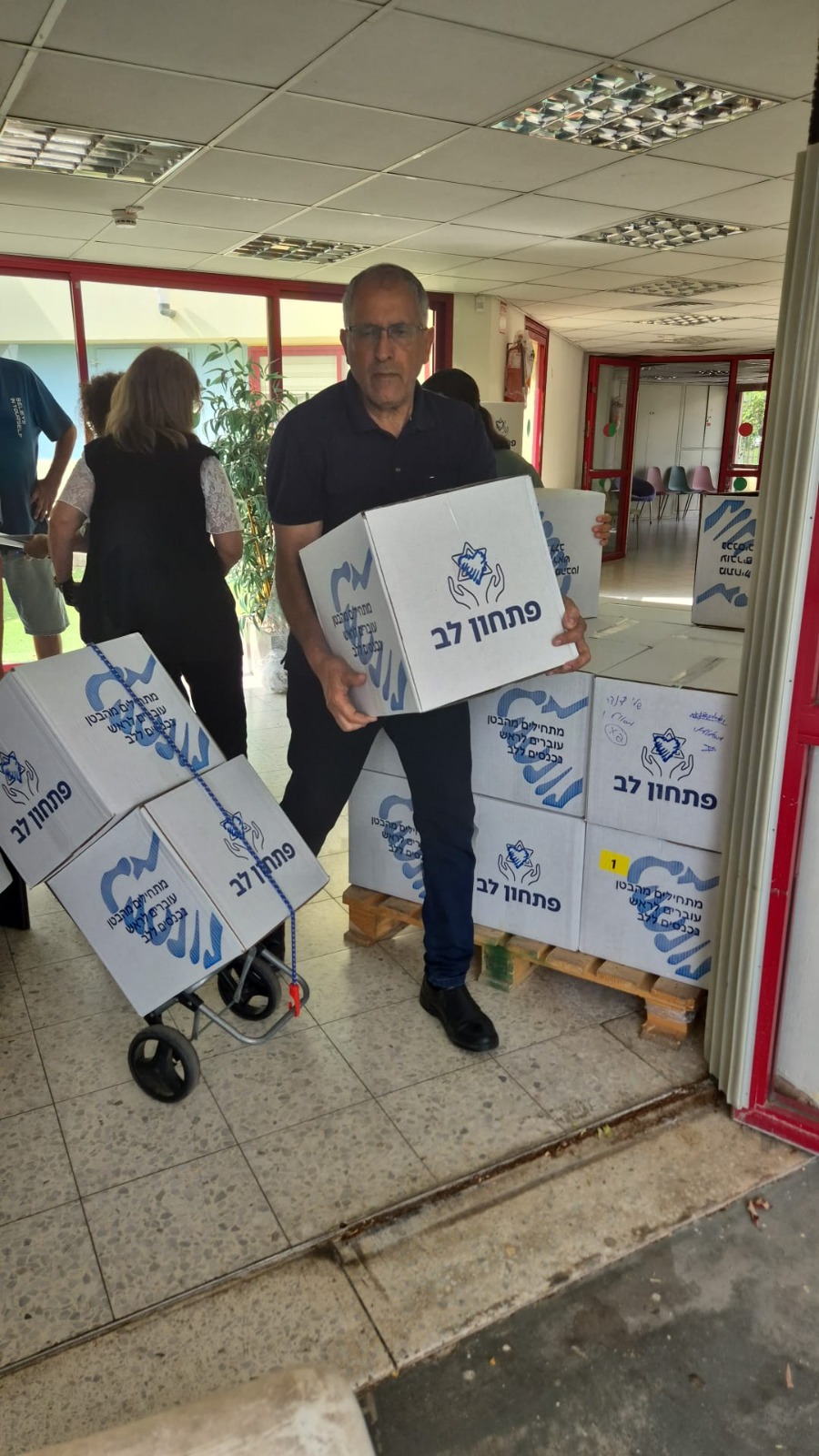 Read more about the article עיריית כפר סבא התגייסה למען תושביה: רכשה סלי מזון לנזקקים ומפעילה מערך תמיכה אישי וחברתי רחב