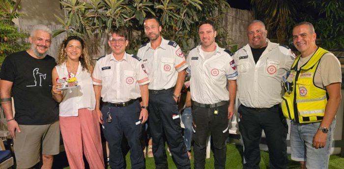 Read more about the article בסעודת ההודיה לאחר שניצלה מדום לב, שירלי נפגשה לראשונה עם צוות מד"א שהציל את החיים