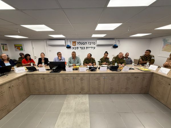 Read more about the article מפקד פיקוד העורף ביקר בכפר סבא: "העיר מוכנה לכל תרחיש"