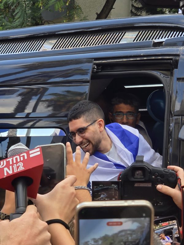 Read more about the article מאות מתושבות ותושבי כפר סבא קיבלו את פניו של אביתר דוד, בן העיר ששב מהשבי וחזר היום לביתו בעיר