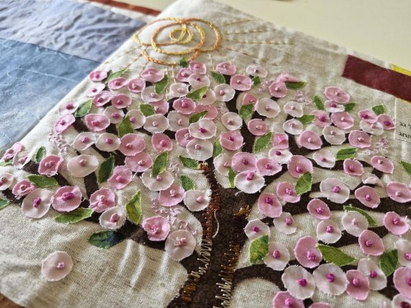 Read more about the article אורנה רון ועליזה עינבר מציגות: "חוטים, בדים ומה שביניהם"