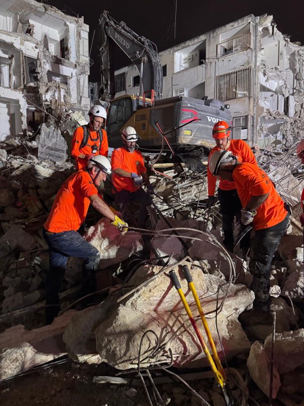 Read more about the article בסנפלינג ותרגול חילוץ תושבים: יחידת החילוץ העירונית של כפר סבא קיימה תרגיל רב משתתפים באתר הריסה ברחוב ירושלים