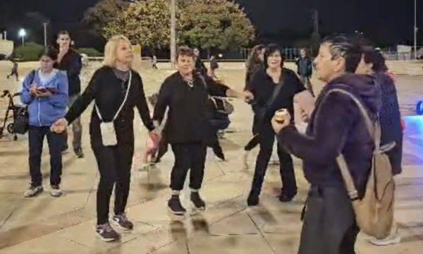 Read more about the article אור של אחדות בכיכר העיר של כפר סבא עם הדלקת החנוכיה של בני ברית השרון