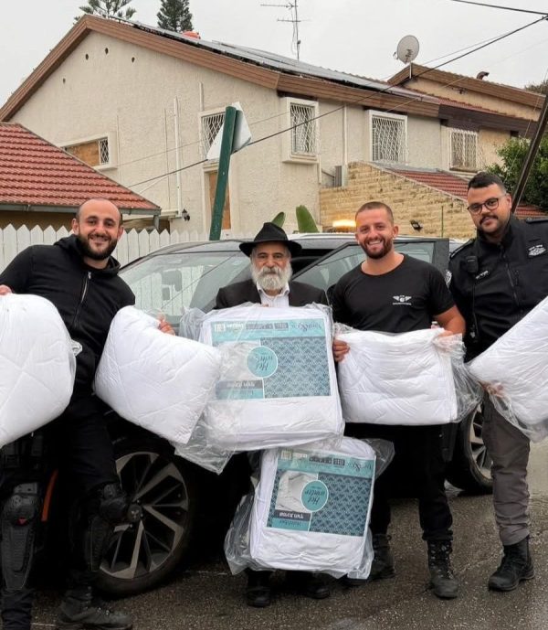 Read more about the article תנו כבוד לשיטור העירוני והסיור העירוני של אגף הביטחון בעיריית כפר סבא שסייעו בחלוקת שמיכות חורף מטעם אשל בכפר