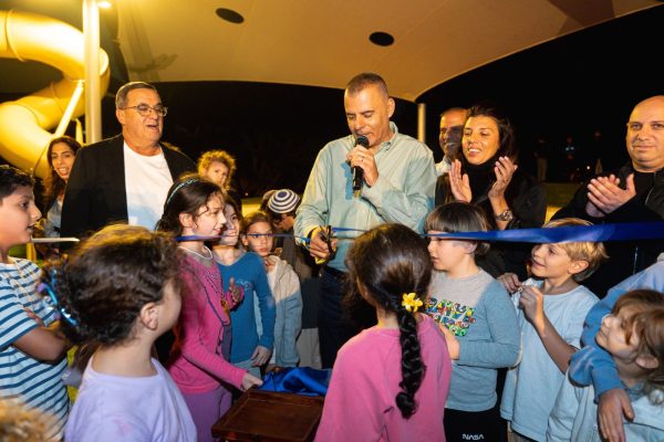 Read more about the article גינת אלתרמן המחודשת נחנכה עם ראש העיר רפי סער וסגנו דני הרוש