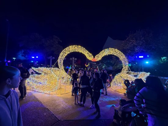 Read more about the article אלפי תושבים חגגו חנוכה בכפר סבא: פסטיבל האורות העירוני, כלל מיצגים מרהיבים וגרף אינספור מחמאות