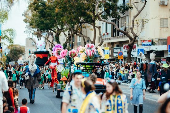 Read more about the article העדלאידע חוזרת לכפר סבא: תהלוכה ססגונית לאורך רחוב ויצמן וכל מה שמחכה לכם כאן בכתבה